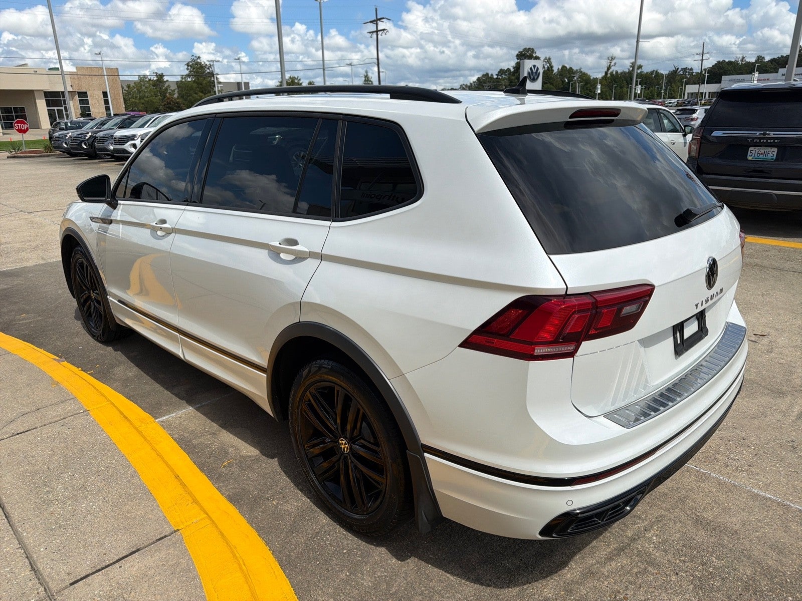 2022 Volkswagen Tiguan SE R-Line Black