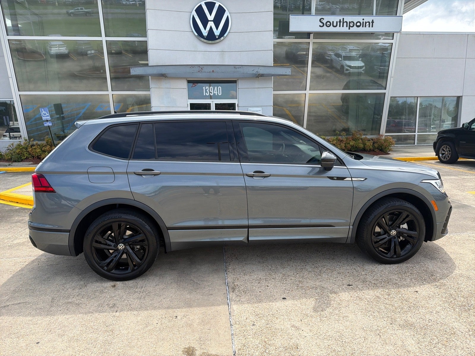 2023 Volkswagen Tiguan SE R-Line Black