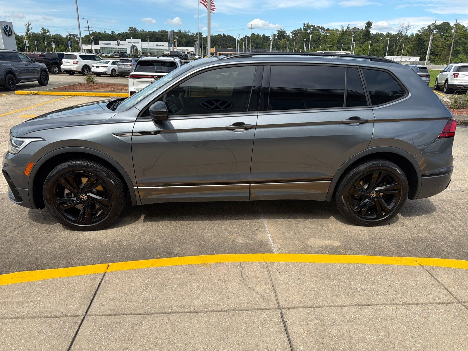 2023 Volkswagen Tiguan SE R-Line Black