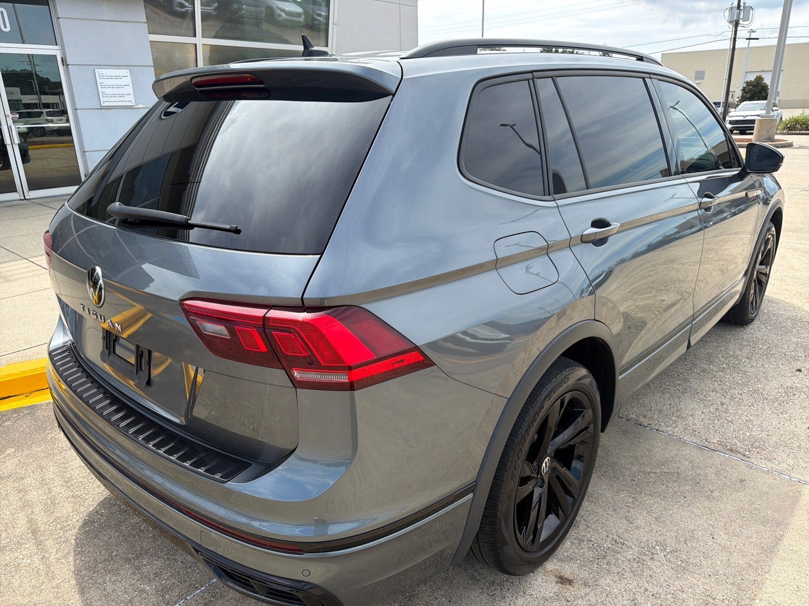 2023 Volkswagen Tiguan SE R-Line Black