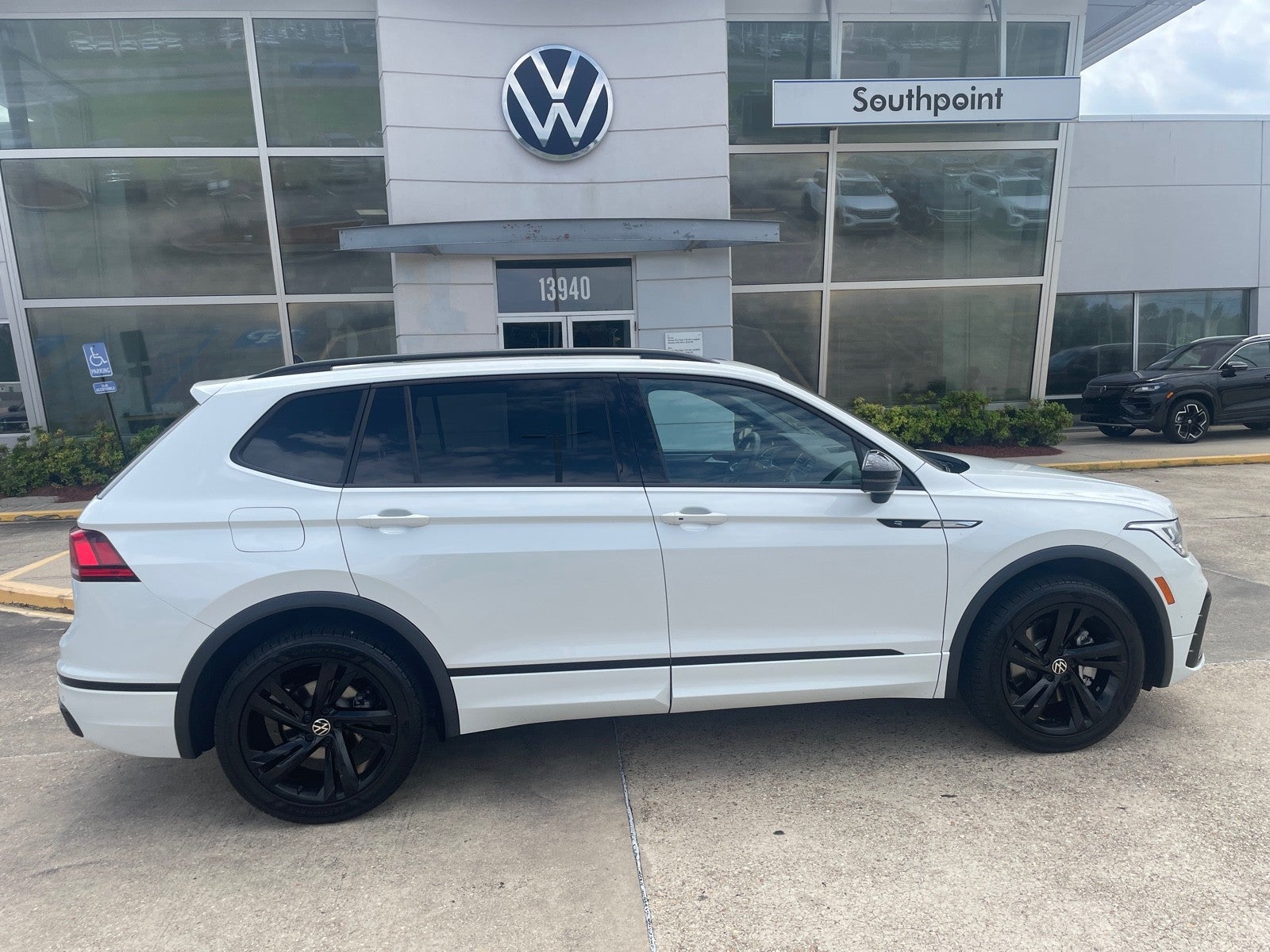 2023 Volkswagen Tiguan SE R-Line Black