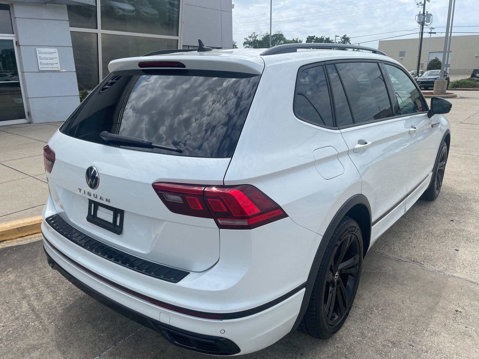 2023 Volkswagen Tiguan SE R-Line Black