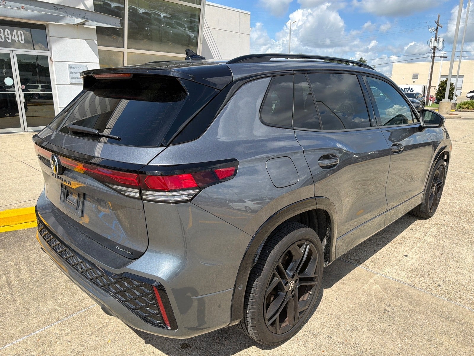 2025 Volkswagen Tiguan SE R-Line Black
