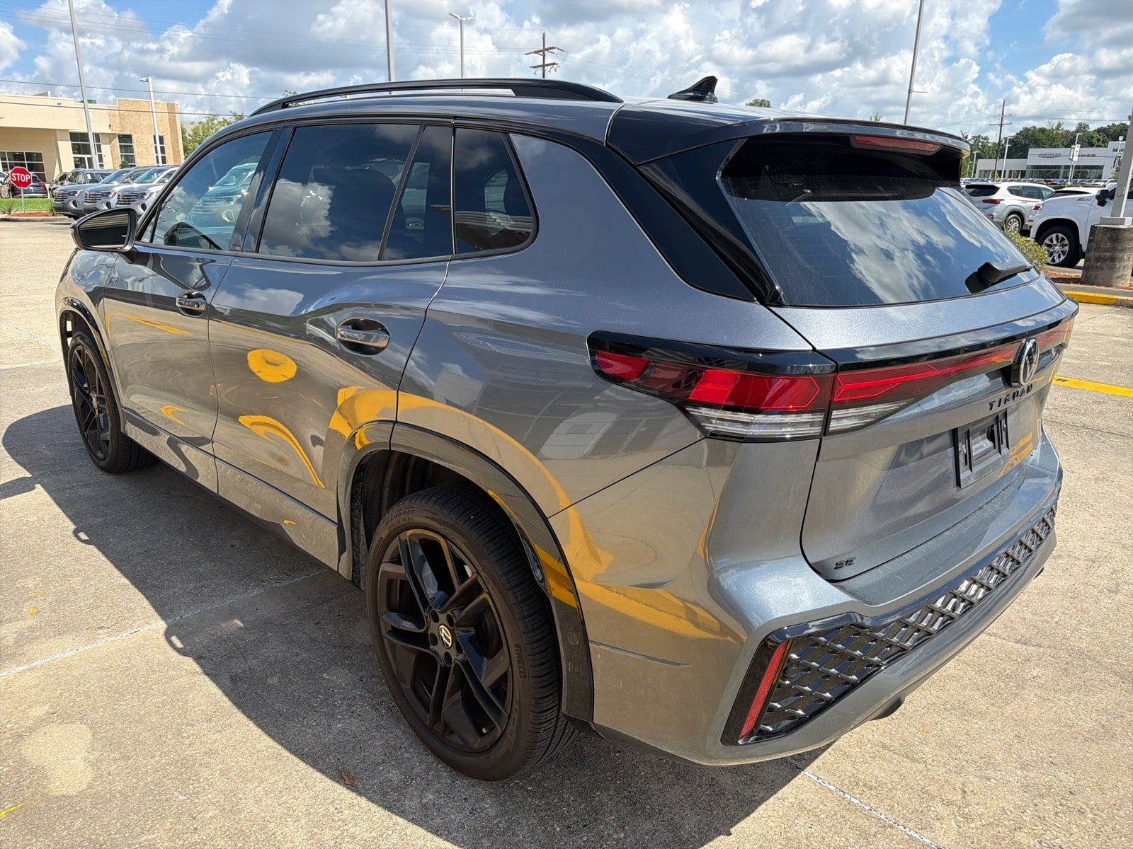 2025 Volkswagen Tiguan SE R-Line Black