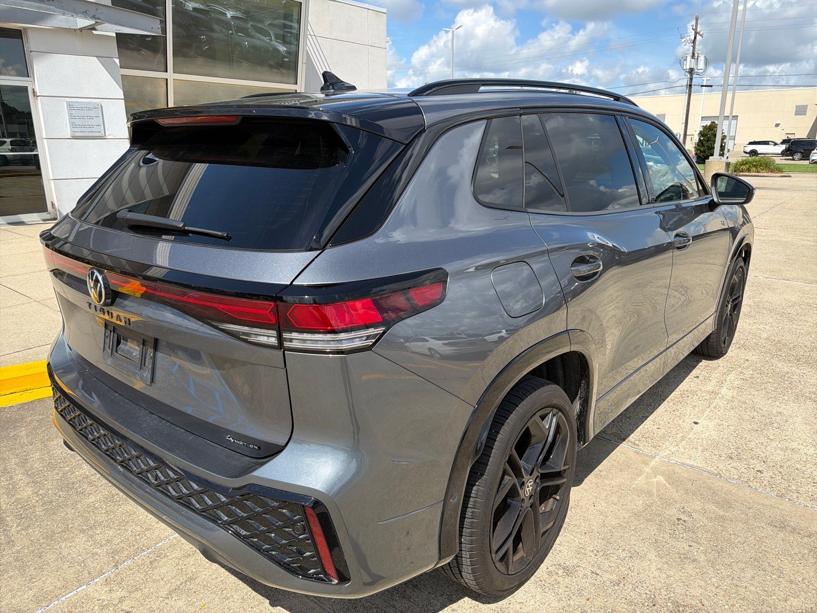 2025 Volkswagen Tiguan SE R-Line Black