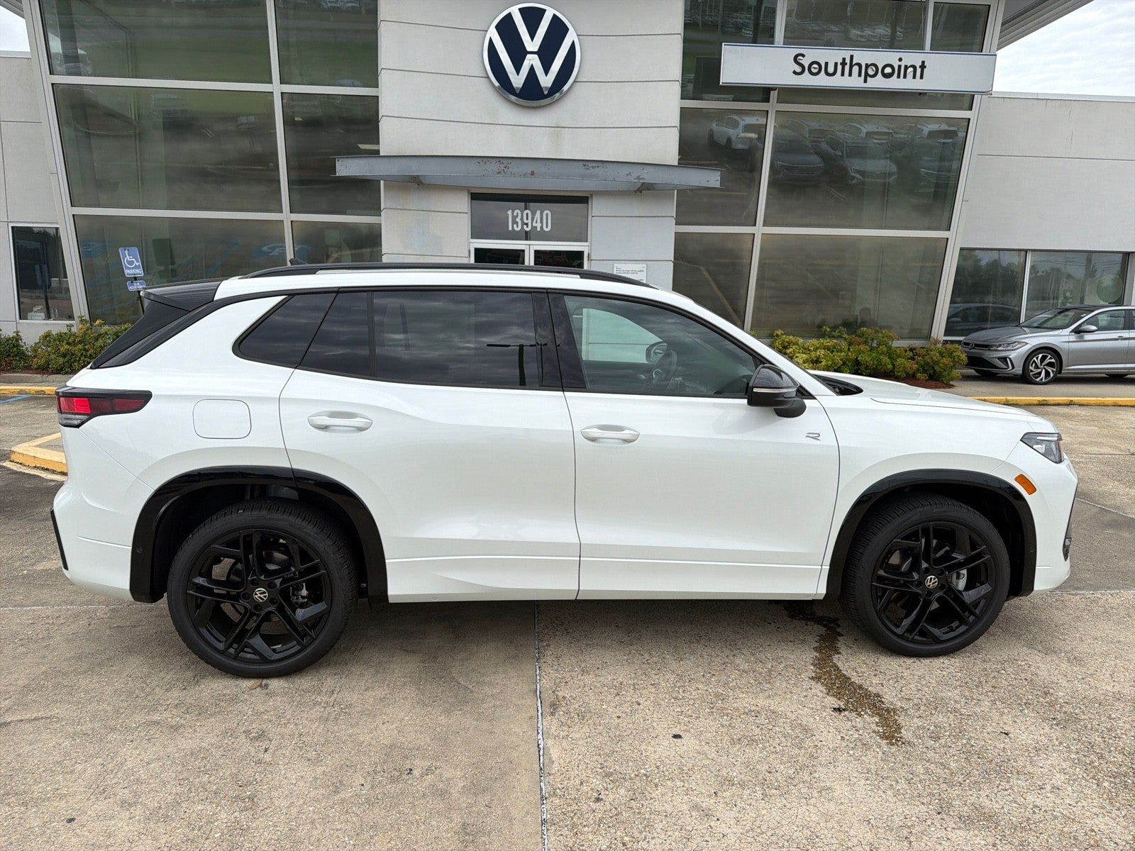 2025 Volkswagen Tiguan SE R-Line Black