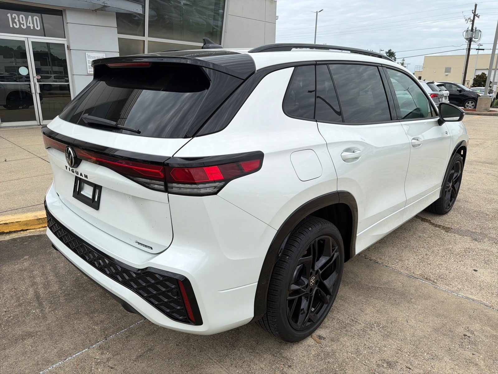 2025 Volkswagen Tiguan SE R-Line Black