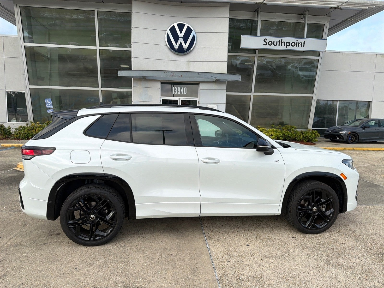 2025 Volkswagen Tiguan 2.0T SE R-Line Black 4Motion's photo