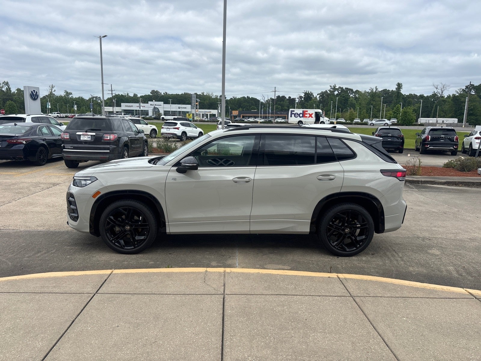 2026 Volkswagen Tiguan SE R-Line Black