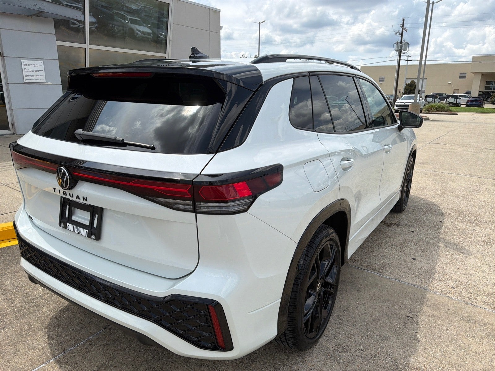 2025 Volkswagen Tiguan SE R-Line Black