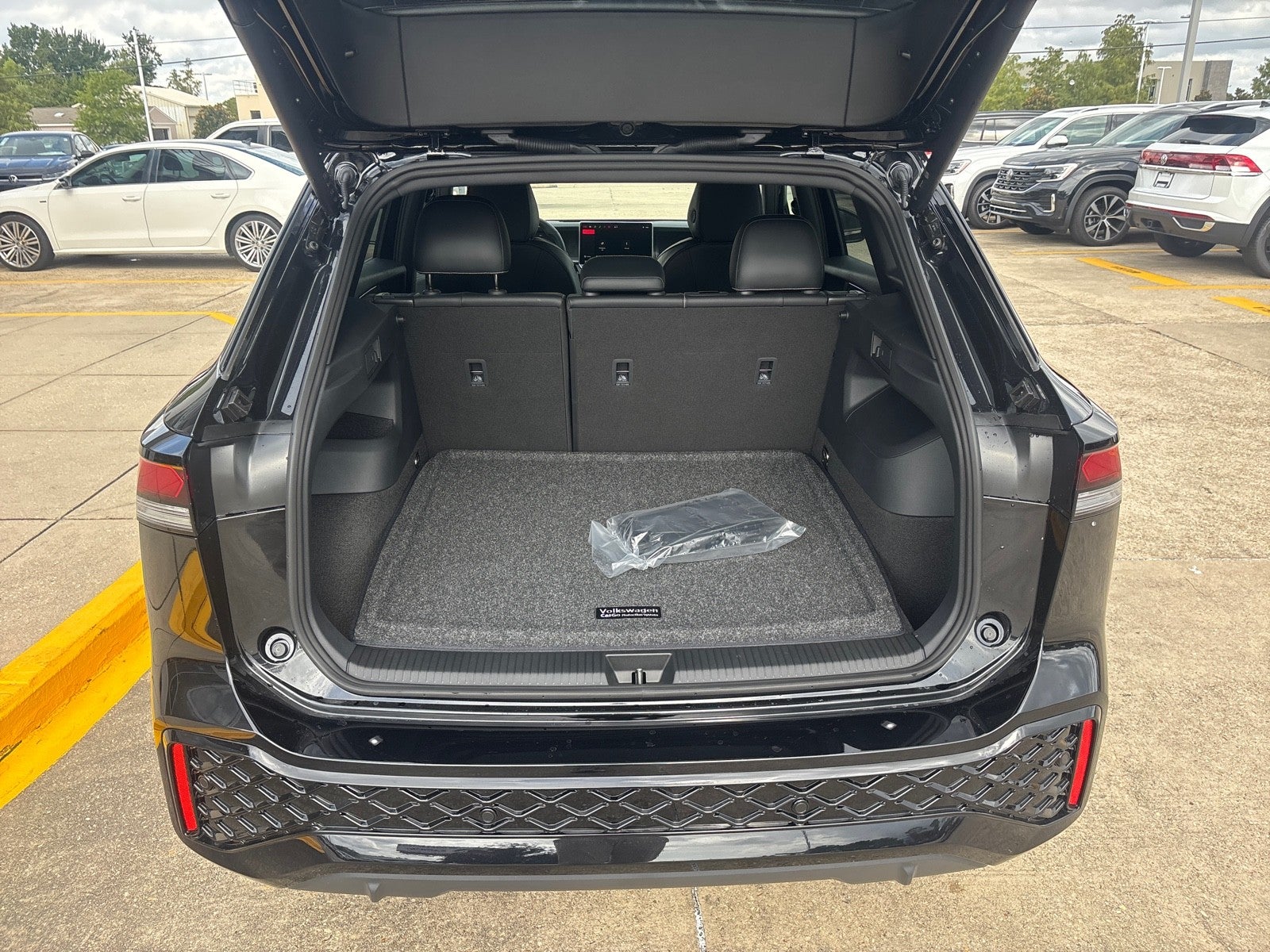 2026 Volkswagen Tiguan SE R-Line Black