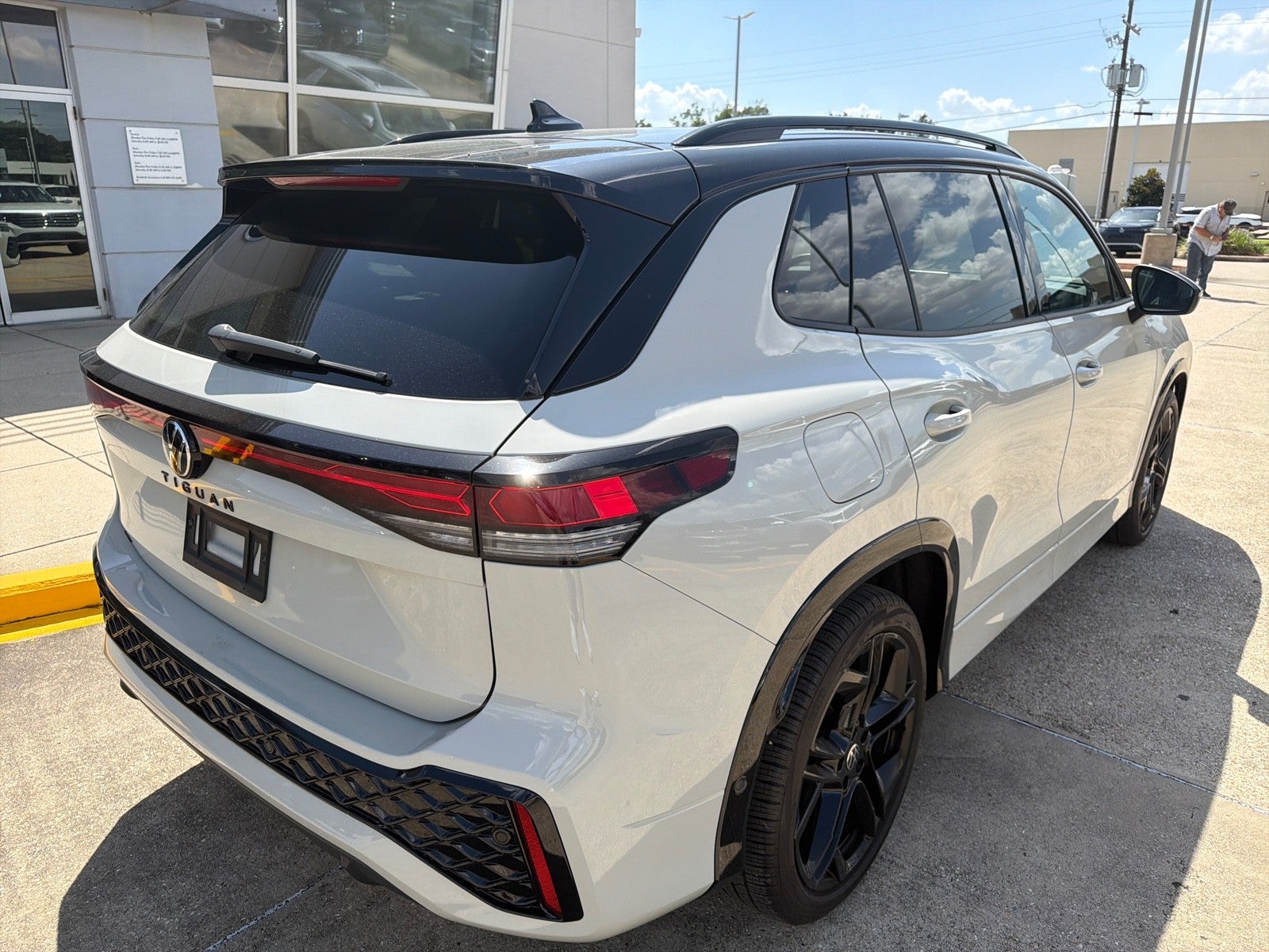 2025 Volkswagen Tiguan SE R-Line Black
