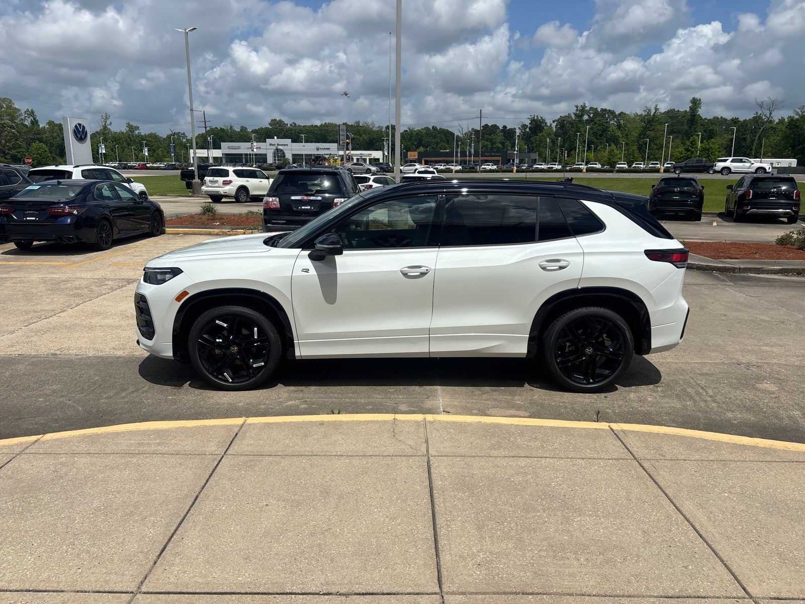 2026 Volkswagen Tiguan SE R-Line Black