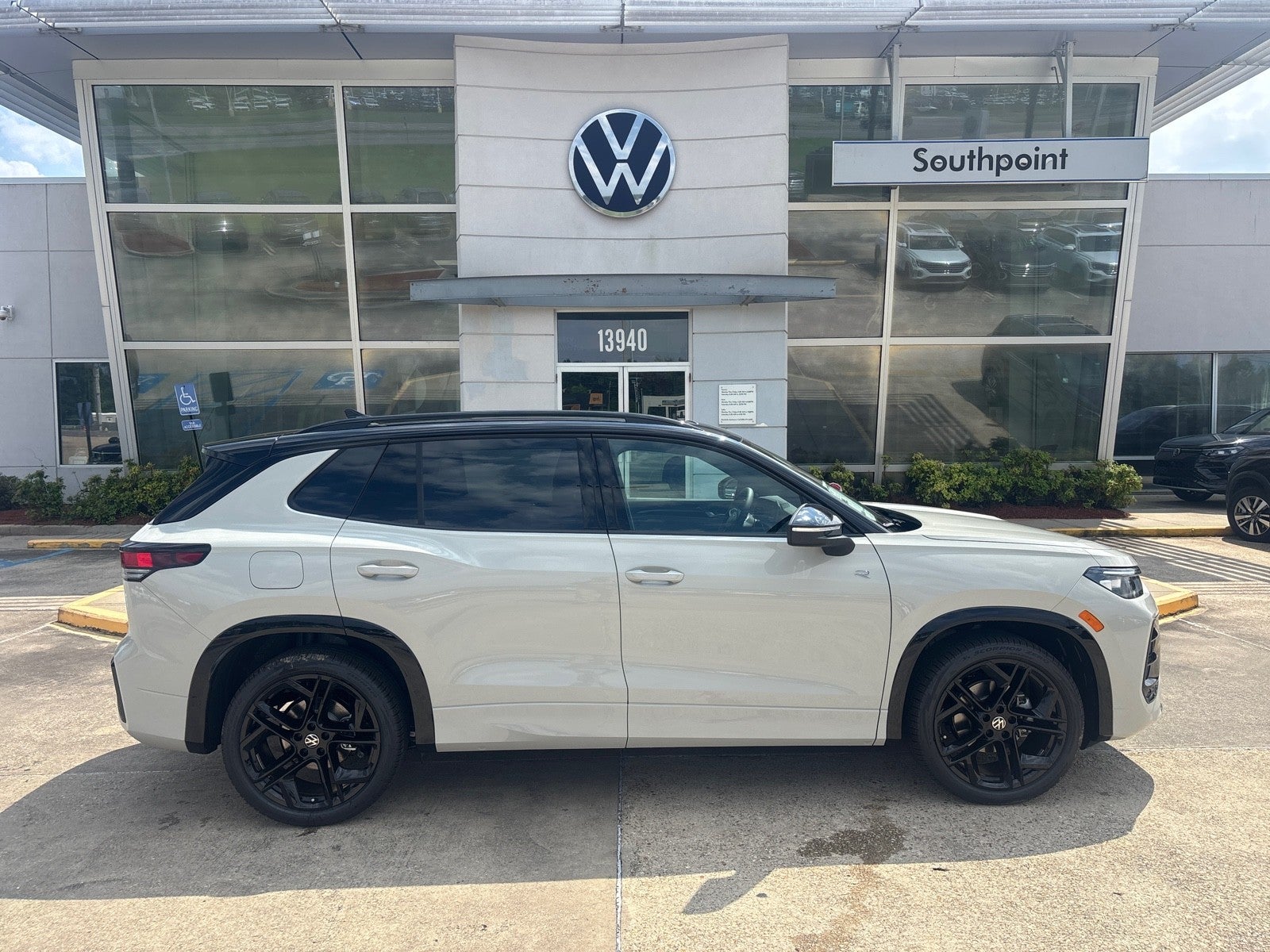 2026 Volkswagen Tiguan 2.0T SE R-Line Black's photo