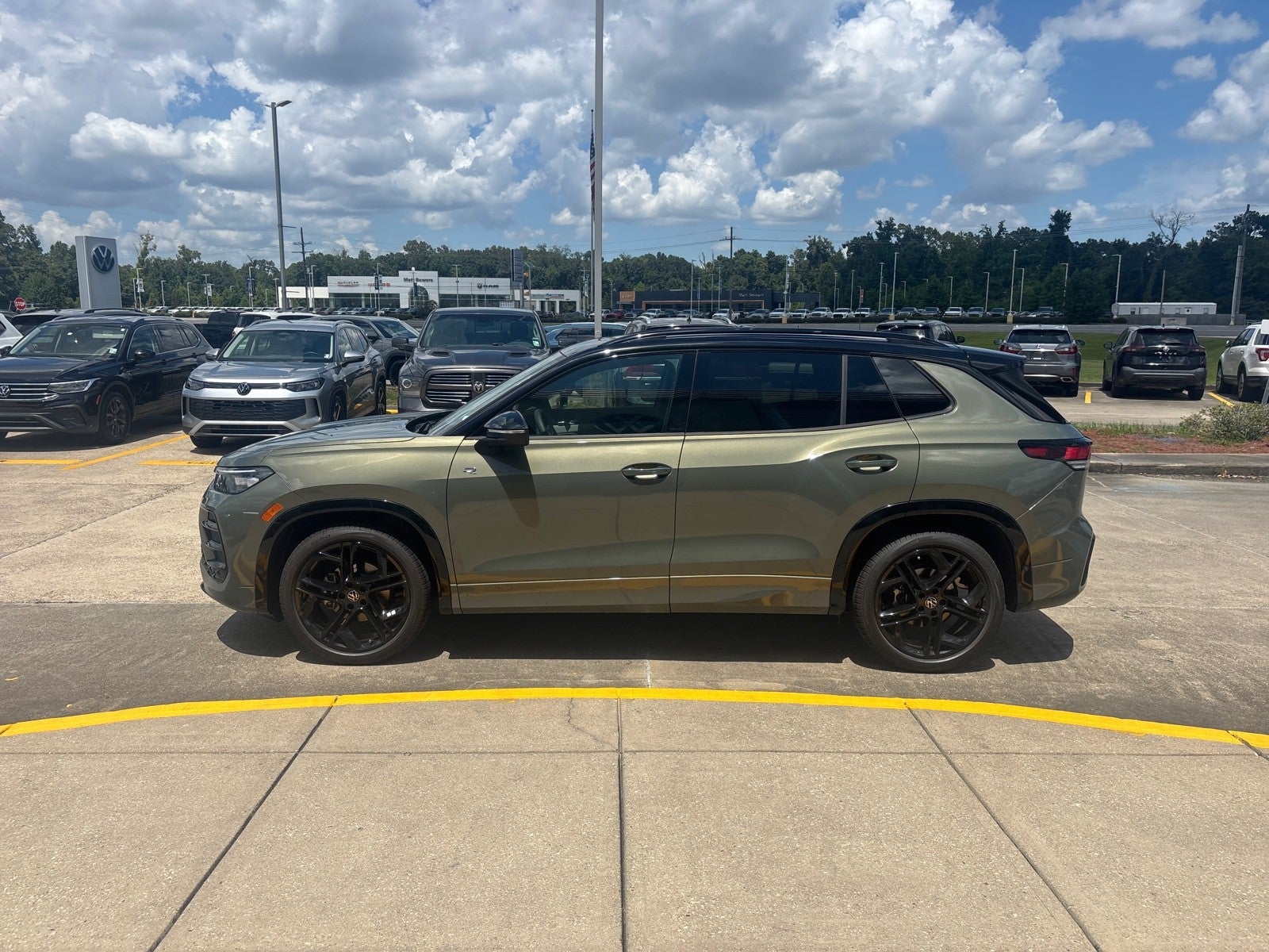 2026 Volkswagen Tiguan SE R-Line Black