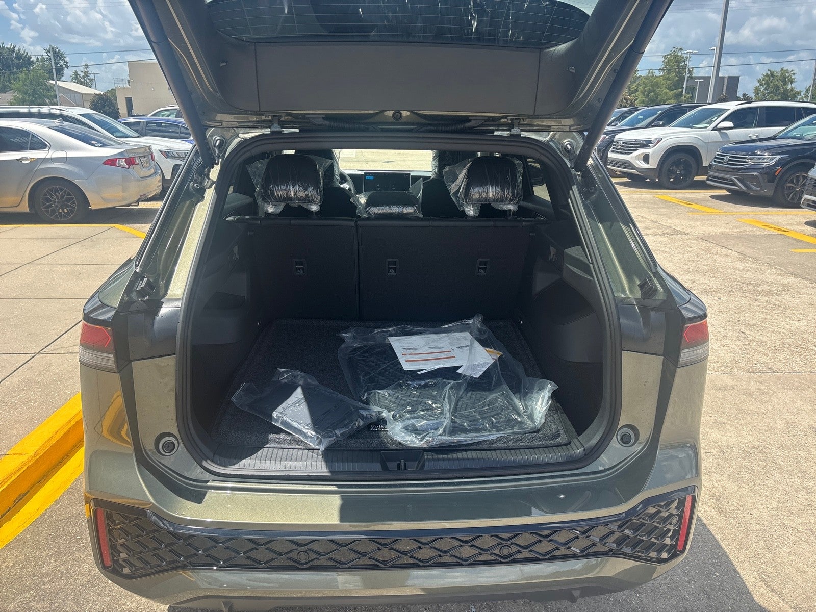 2026 Volkswagen Tiguan SE R-Line Black