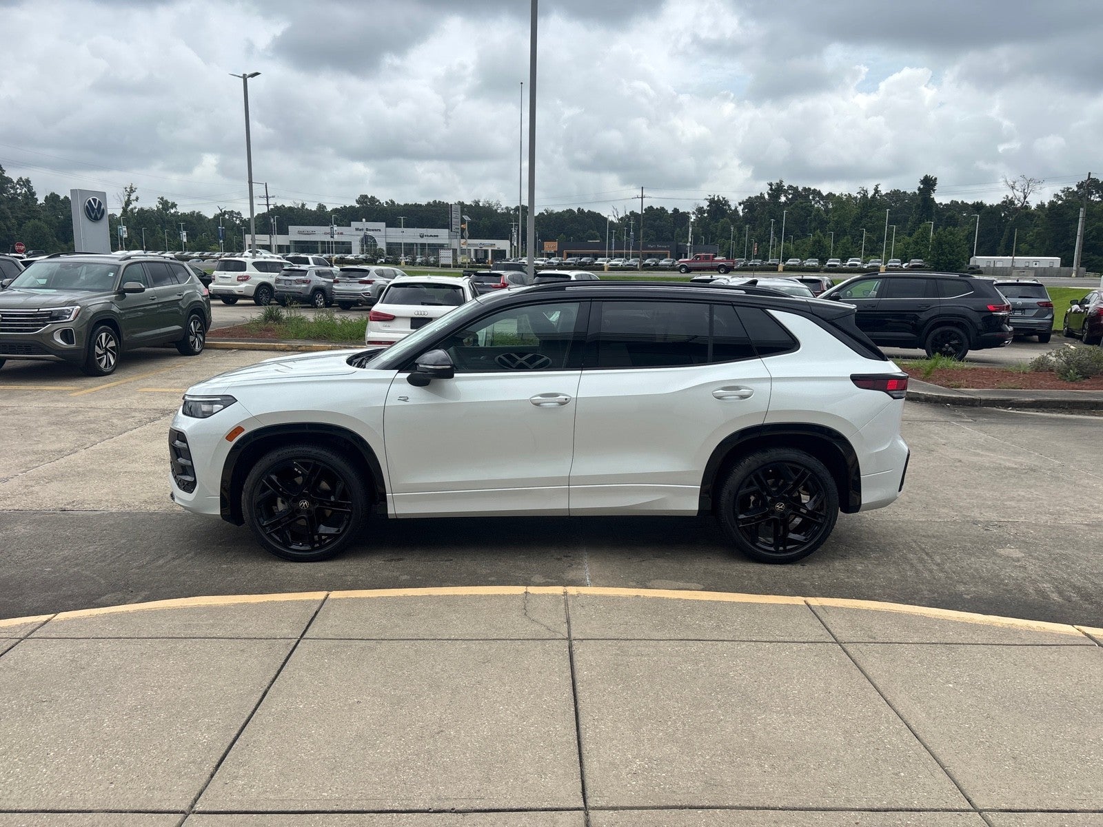 2026 Volkswagen Tiguan SE R-Line Black