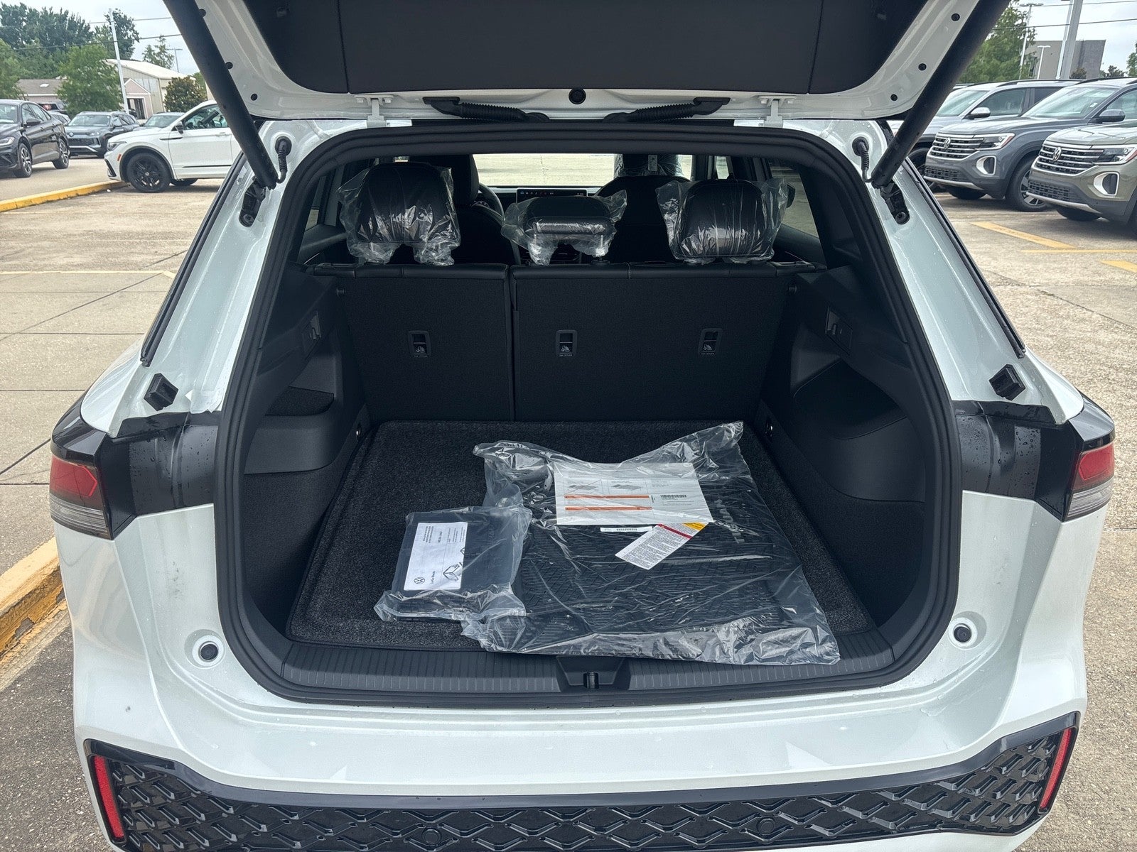 2026 Volkswagen Tiguan SE R-Line Black