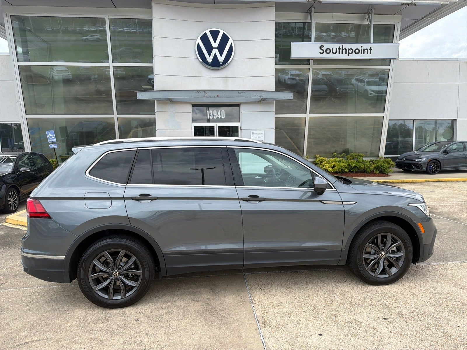 2024 Volkswagen Tiguan 2.0T SE's photo