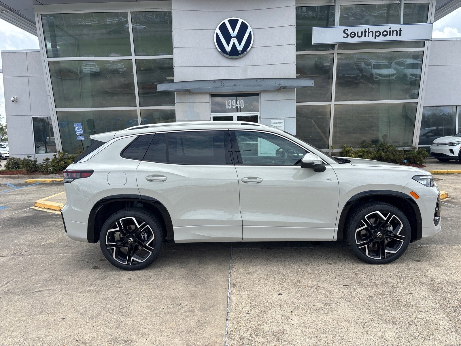 2026 Volkswagen Tiguan SEL R-Line