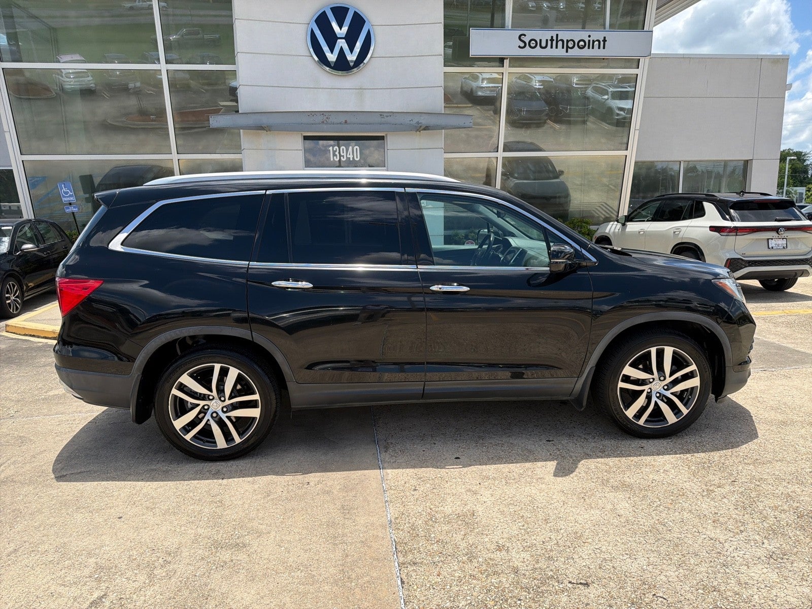 2017 Honda Pilot 4WD Elite's photo