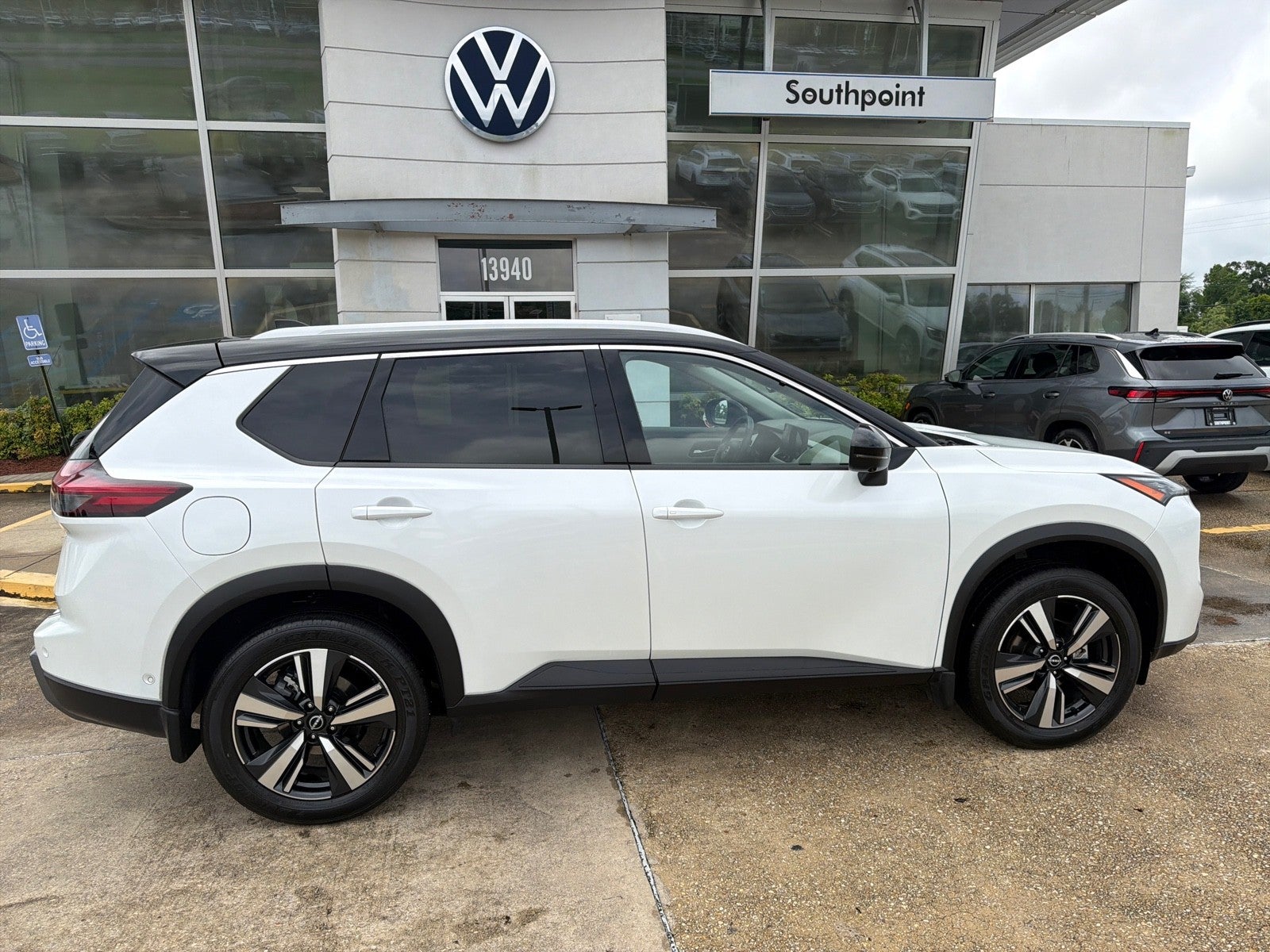 2024 Nissan Rogue SL FWD's photo