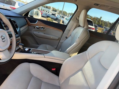 2022 Volvo XC90 Momentum